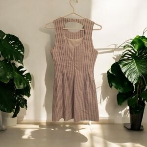 Flirty and flattering business casual dress, size M, pockets, graphic design